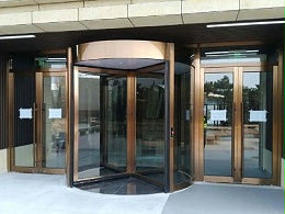 電動(dòng)旋轉(zhuǎn)門和手推旋轉(zhuǎn)門區(qū)別介紹