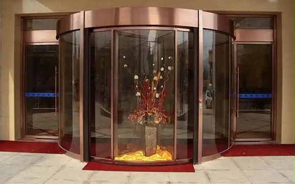 應對與使用：嚴寒大雪下的自動旋轉門