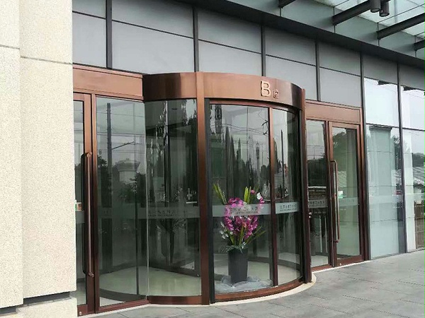 北京天橋藝術(shù)大廈自動(dòng)兩翼旋轉(zhuǎn)門保養(yǎng)