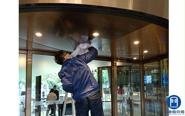酒店電動兩翼門配件維修與整體保養(yǎng)服務(wù)案例