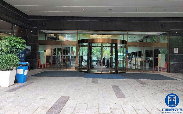 酒店電動兩翼門配件維修與整體保養(yǎng)服務(wù)案例