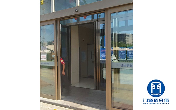 北京購(gòu)物廣場(chǎng)入口電動(dòng)玻璃平移門進(jìn)水故障維修服務(wù)