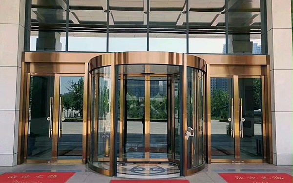 酒店旋轉(zhuǎn)門(mén)設(shè)計(jì)選擇的多維考量