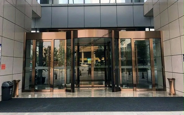 酒店旋轉(zhuǎn)門(mén)設(shè)計(jì)選擇的多維考量