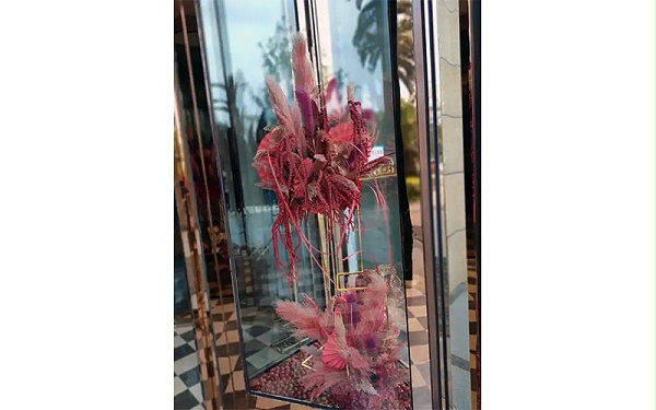 門區(qū)換新顏：旋轉(zhuǎn)門展箱裝飾與清潔