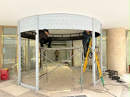 北京酒店新裝旋轉(zhuǎn)門(mén)，現(xiàn)場(chǎng)圍觀(guān)