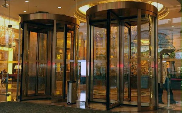 深入了解四翼旋轉(zhuǎn)門(mén)：組成、功能、維修和保養(yǎng)