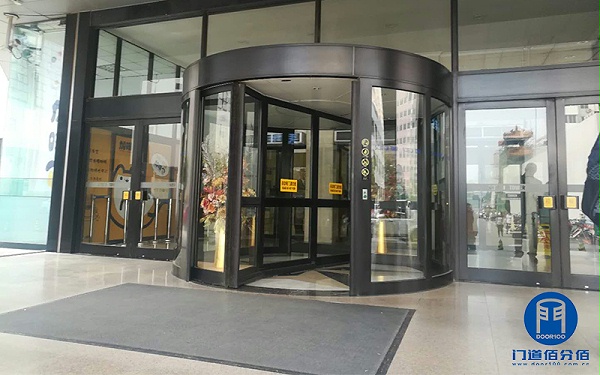 北京某大廈大堂凱必盛自動兩翼旋轉(zhuǎn)門消音翻軌升級服務(wù)