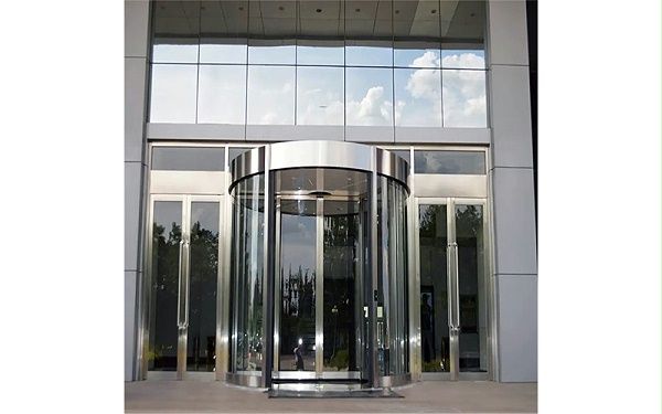 警惕！旋轉(zhuǎn)門安裝不到位帶來的多重風(fēng)險