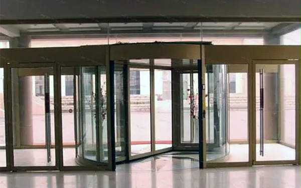 警惕！旋轉(zhuǎn)門安裝不到位帶來的多重風(fēng)險