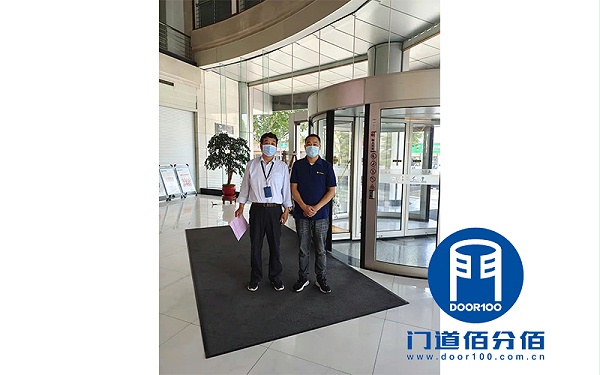 泰州銀行客戶與我司技術(shù)人員在自動(dòng)旋轉(zhuǎn)門保養(yǎng)完成后合影留念