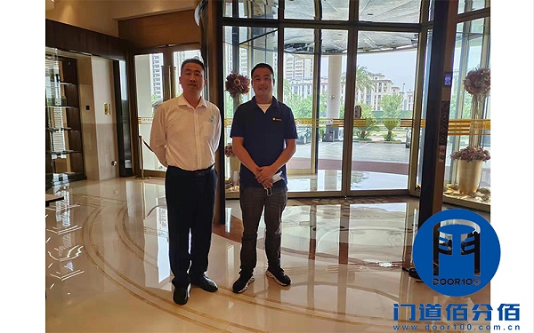 常州酒店客戶與我司技術(shù)人員在自動(dòng)旋轉(zhuǎn)門維修完成后合影留念