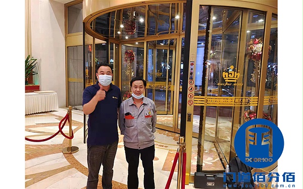 無錫酒店客戶與我司技術(shù)人員在自動(dòng)旋轉(zhuǎn)門維修完成后合影留念