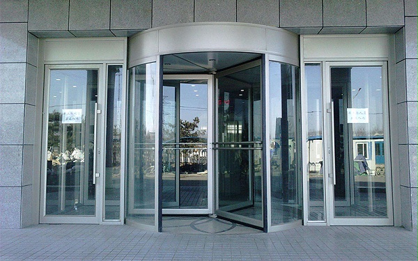 使用差異：手動與自動旋轉(zhuǎn)門大不同