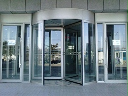 使用差異：手動與自動旋轉門大不同