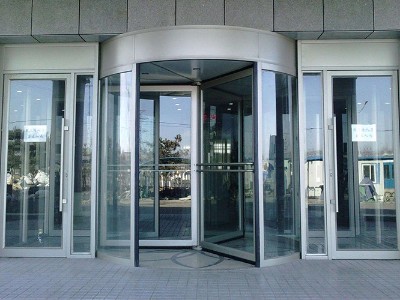 使用差異：手動與自動旋轉門大不同1