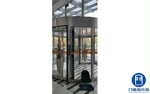 石油化工集團下屬大廈自動旋轉(zhuǎn)門清潔維護服務(wù)