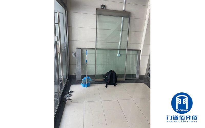 自動(dòng)門維修案例之凱必盛自動(dòng)平滑門晃動(dòng)故障維修