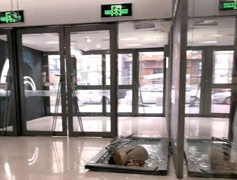 哈爾濱商場玻璃地彈門砸死女孩現(xiàn)場照片