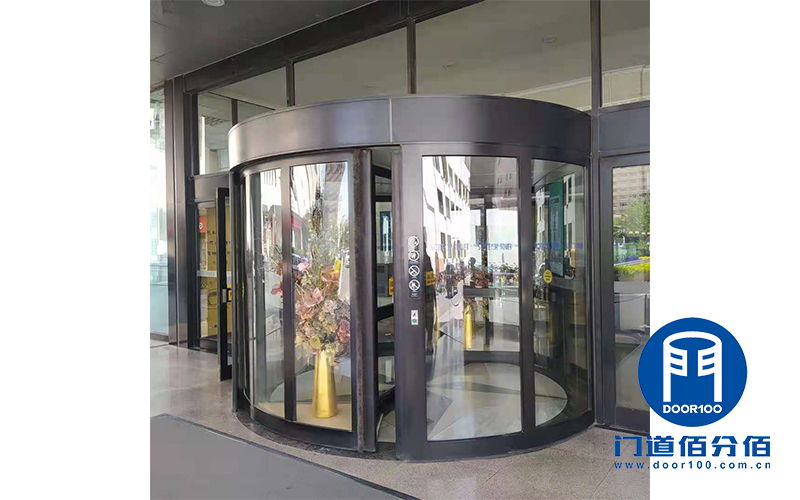 KBB自動旋轉(zhuǎn)門除塵維護過程