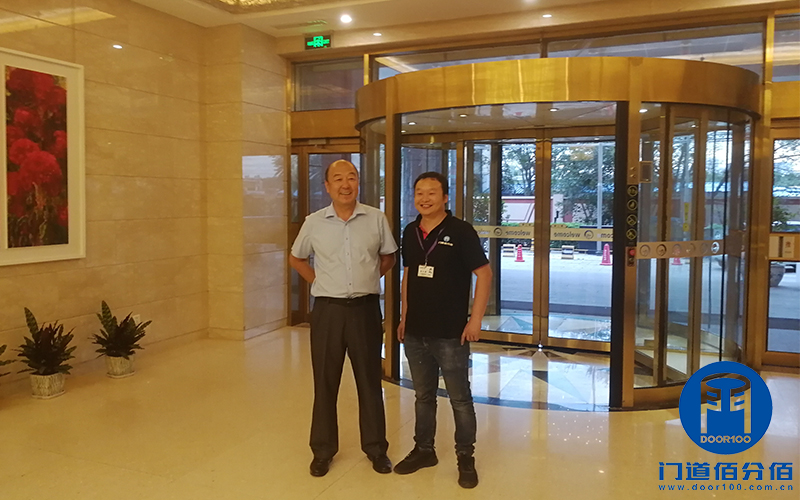 維修技術(shù)人員與客戶(hù)合影