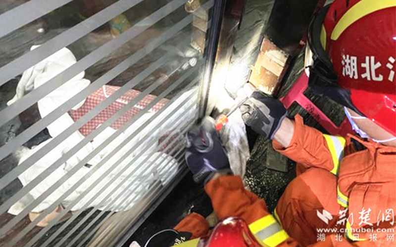 又見(jiàn)旋轉(zhuǎn)門(mén)夾人消防拆門(mén)解圍，論述安全使用旋轉(zhuǎn)門(mén)與責(zé)任險(xiǎn)重要性