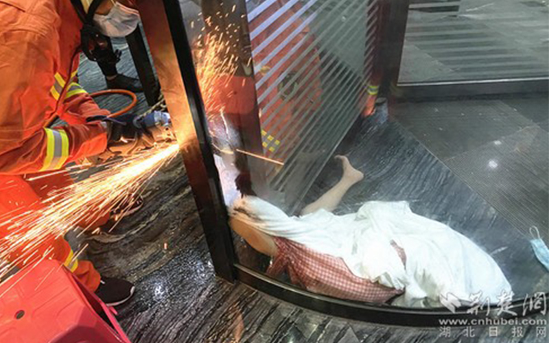 又見(jiàn)旋轉(zhuǎn)門(mén)夾人消防拆門(mén)解圍，論述安全使用旋轉(zhuǎn)門(mén)與責(zé)任險(xiǎn)重要性