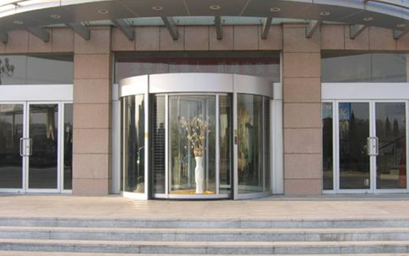 自動旋轉(zhuǎn)門電器系統(tǒng)因干擾產(chǎn)生故障的原因與維修解決方法介紹