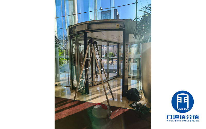 酒店門面煥新術(shù)之旋轉(zhuǎn)門保養(yǎng)工作紀(jì)實(shí)