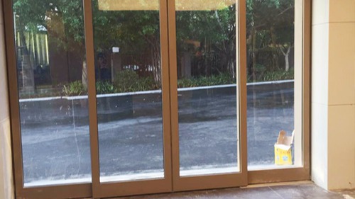 如何進(jìn)行自動(dòng)門保養(yǎng)？北京自動(dòng)門維修師傅講解旋轉(zhuǎn)門保養(yǎng)方法