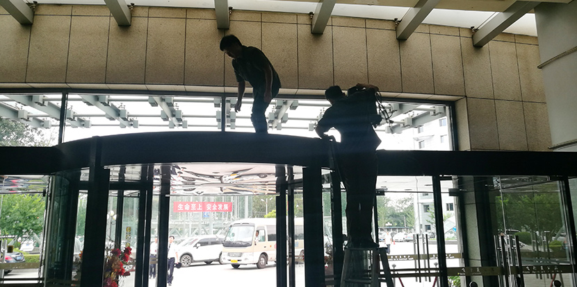 門道佰分佰自動(dòng)門維修師傅檢查自動(dòng)門