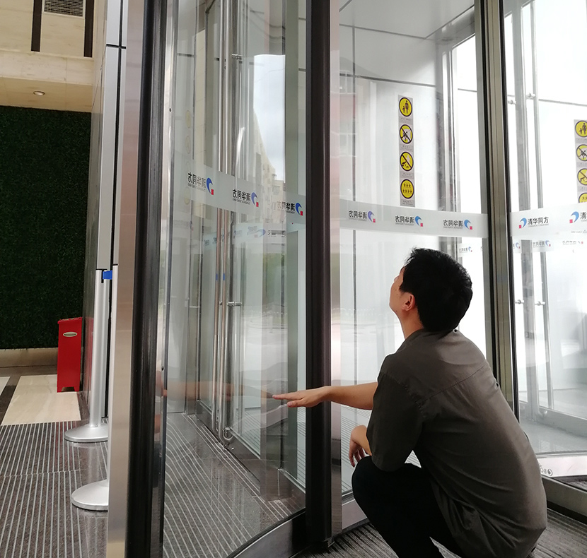 門(mén)道佰分佰旋轉(zhuǎn)門(mén)維修師傅檢查損壞位置
