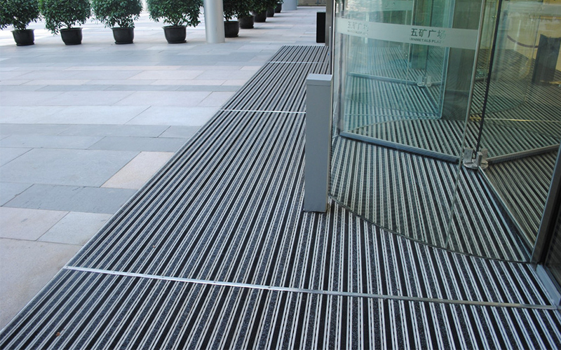 旋轉(zhuǎn)門地墊如何鋪設(shè)？這里有答案！