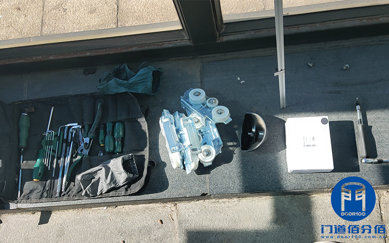 商場多樘自動旋轉(zhuǎn)門與自動平滑門維修保養(yǎng)實例