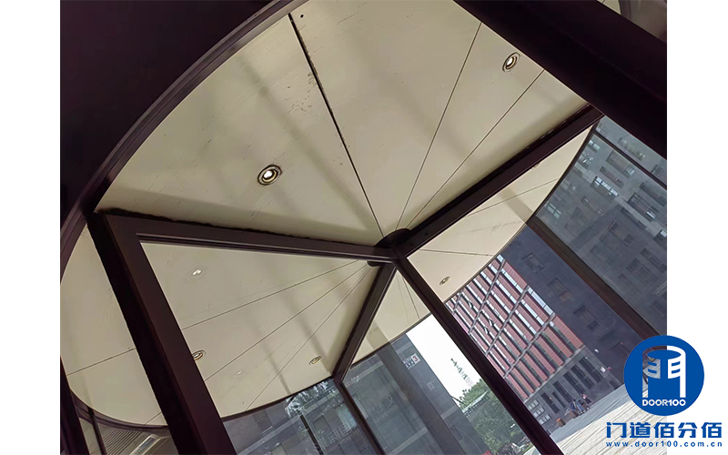 守護(hù)入口之美：三翼旋轉(zhuǎn)門維護(hù)之旅