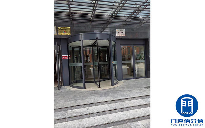 守護(hù)入口之美：三翼旋轉(zhuǎn)門維護(hù)之旅