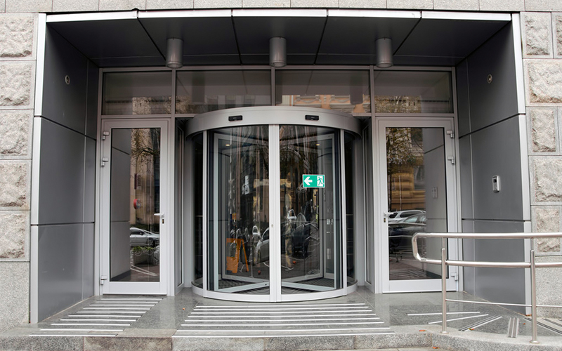 旋轉(zhuǎn)門與弧形門的弧形玻璃損壞如何測(cè)量尺寸更換