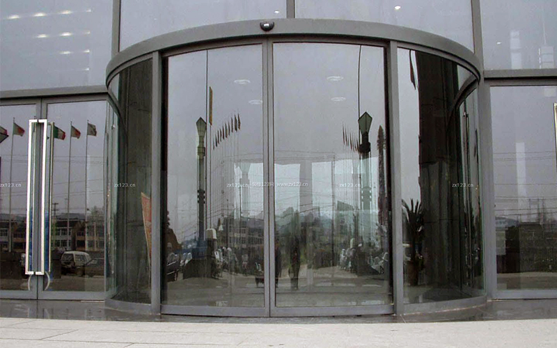旋轉(zhuǎn)門與弧形門的弧形玻璃損壞如何測(cè)量尺寸更換