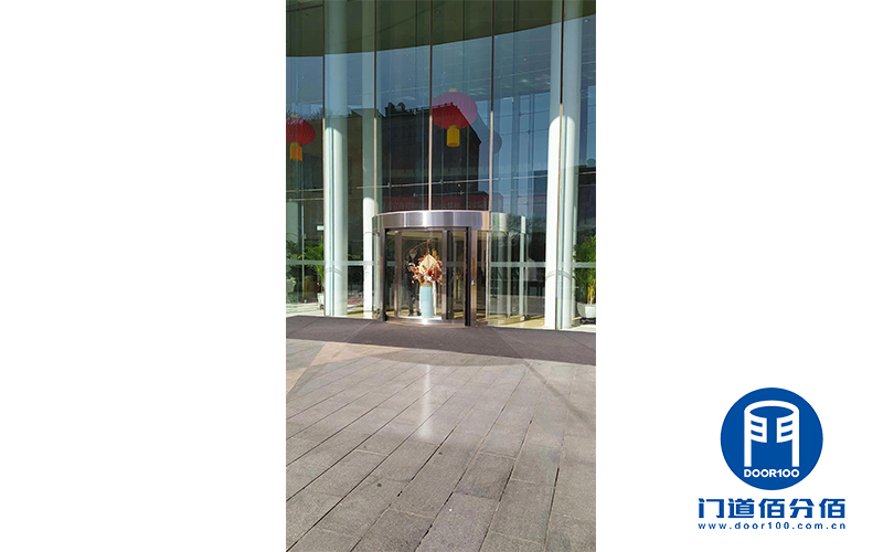 中國婦女活動中心旋轉門保養(yǎng)過程實錄