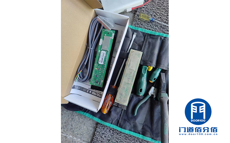 國(guó)家電網(wǎng)辦公樓自動(dòng)兩翼旋轉(zhuǎn)門(mén)防夾傳感器維修更換案例