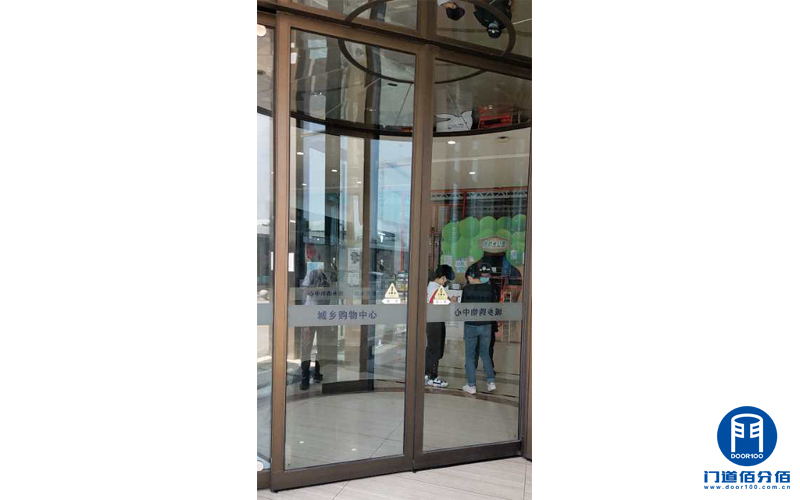 北京某購(gòu)物廣場(chǎng)凱必盛自動(dòng)兩翼旋轉(zhuǎn)門急停按鈕維修更換服務(wù)