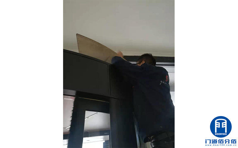 寫(xiě)字樓出入口電動(dòng)旋轉(zhuǎn)門(mén)皮帶維修與鑰匙更換