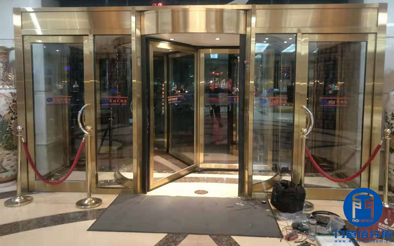 山東聊城某酒店自動三翼旋轉(zhuǎn)門維修