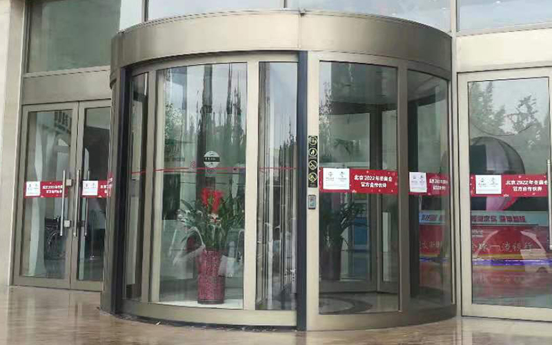 旋轉(zhuǎn)門(mén)為什么要貼安全提示標(biāo)示？怎么貼？