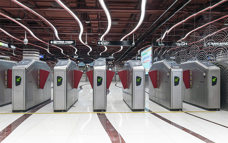 公共交通閘機使用方法：刷卡、人臉識別操作步驟