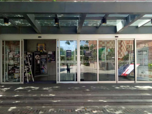 北京平滑門維修北京市私立匯佳學(xué)校自動平滑門維修服務(wù)案例