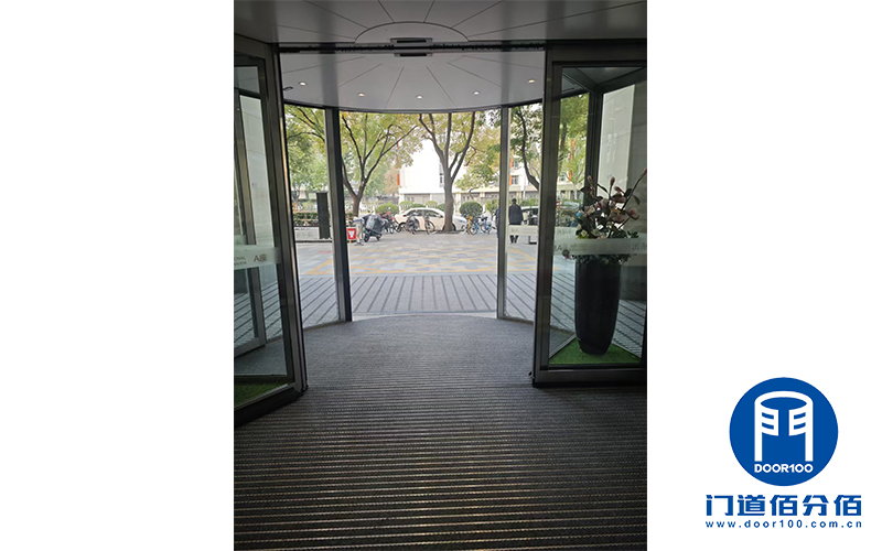 案例揭秘：多瑪凱拔旋轉(zhuǎn)門保養(yǎng)之道