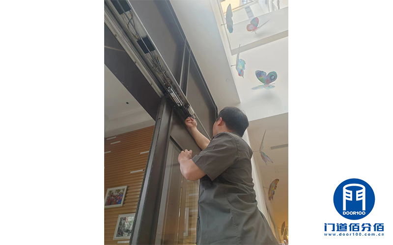 維修護航丨泰康養(yǎng)老社區(qū)多瑪自動門故障維修紀實