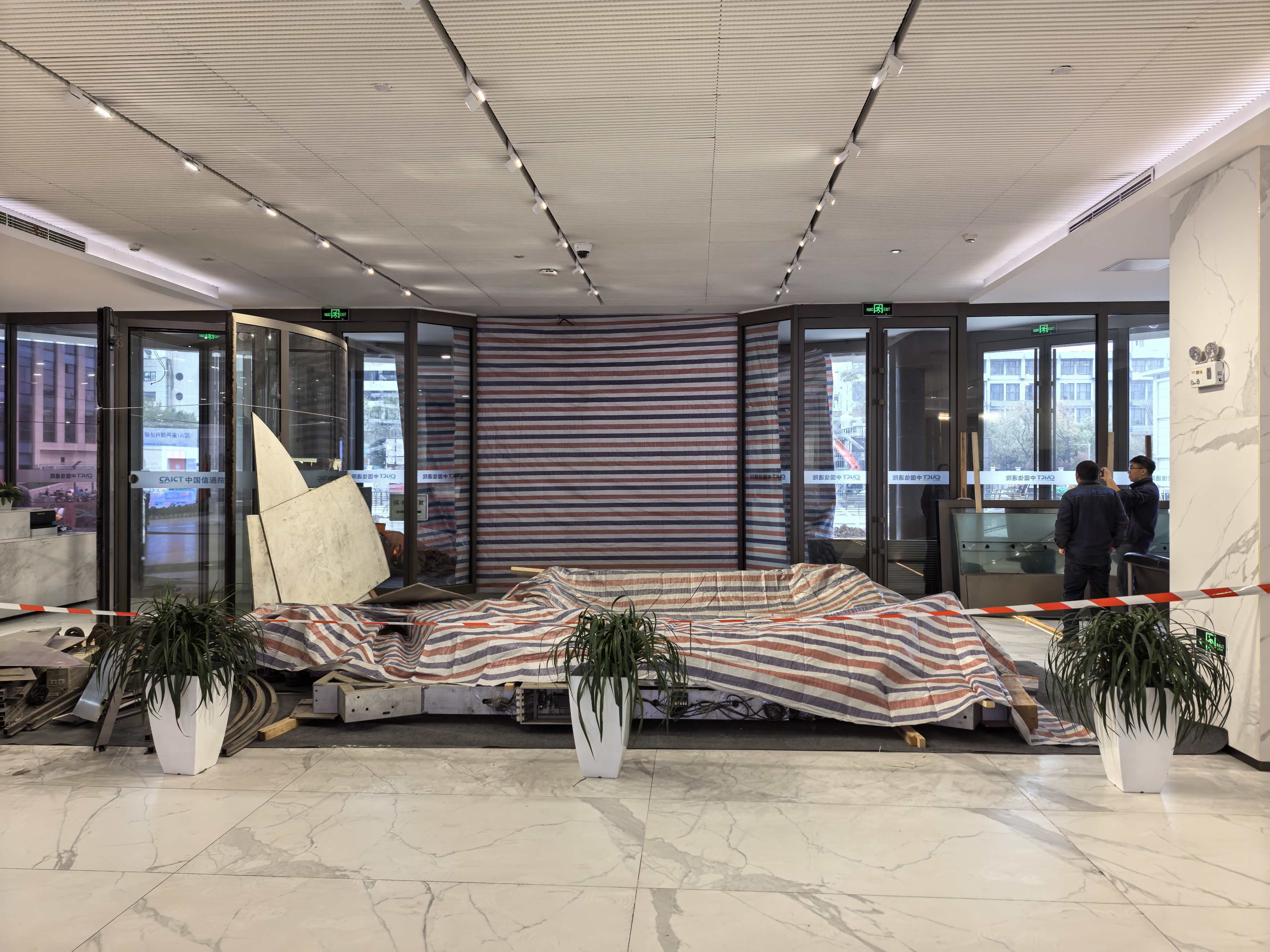 北京寫字樓兩翼旋轉(zhuǎn)門門體拆裝換新