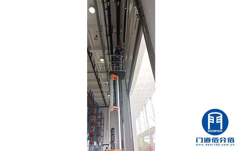 移動(dòng)公司倉庫提升門保養(yǎng)案例3